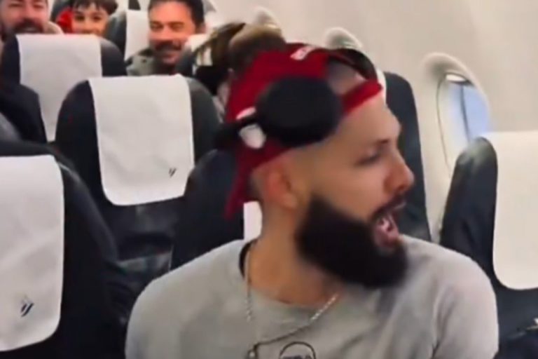 Επικός Φουρνιέ: Τραγουδά τον ύμνο του Ολυμπιακού στο αεροπλάνο (vid)