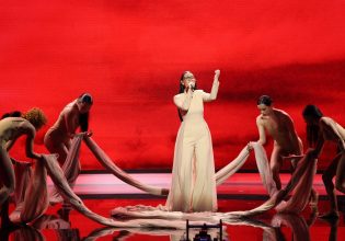 Eurovision 2025: Τι συμβολίζει το ρούχο με ουρά… 20 μέτρων που φόρεσε η Klavdia στον εθνικό τελικό;