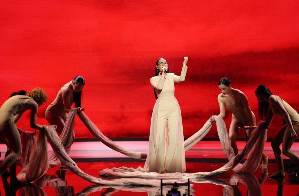 Eurovision 2025: Τι συμβολίζει το ρούχο με ουρά… 20 μέτρων που φόρεσε η Klavdia στον εθνικό τελικό;
