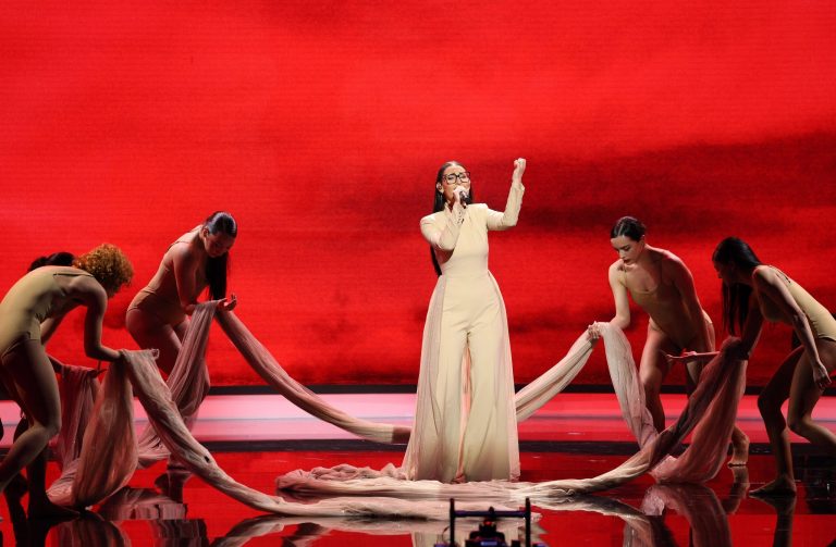 Eurovision 2025: Τι συμβολίζει το ρούχο με ουρά… 20 μέτρων που φόρεσε η Klavdia στον εθνικό τελικό;