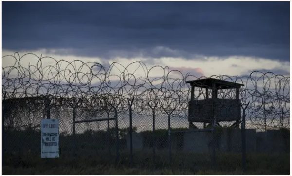 «Πράξη βαρβαρότητας»: Αντιδρά η Κούβα στο σχέδιο Τραμπ να φυλακιστούν μετανάστες στο Γκουαντάναμο