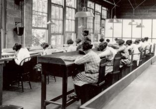 «Ραδιενεργά Κορίτσια»: Όταν οι γυναίκες αγωνίζονταν για τα εργασιακά δικαιώματα και την φήμη τους