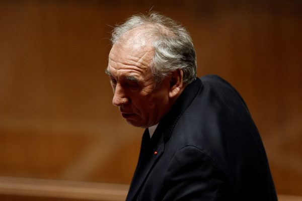 Γαλλία: «Χείρα βοηθείας» από τους Σοσιαλιστές στον Μπαϊρού – Απορρίφθηκε η πρόταση δυσπιστίας