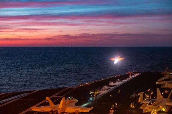 Ερυθρά Θάλασσα: Οι Χούθι ισχυρίζονται πως χτύπησαν και εκδίωξαν το αεροπλανοφόρο Χάρι Τρούμαν