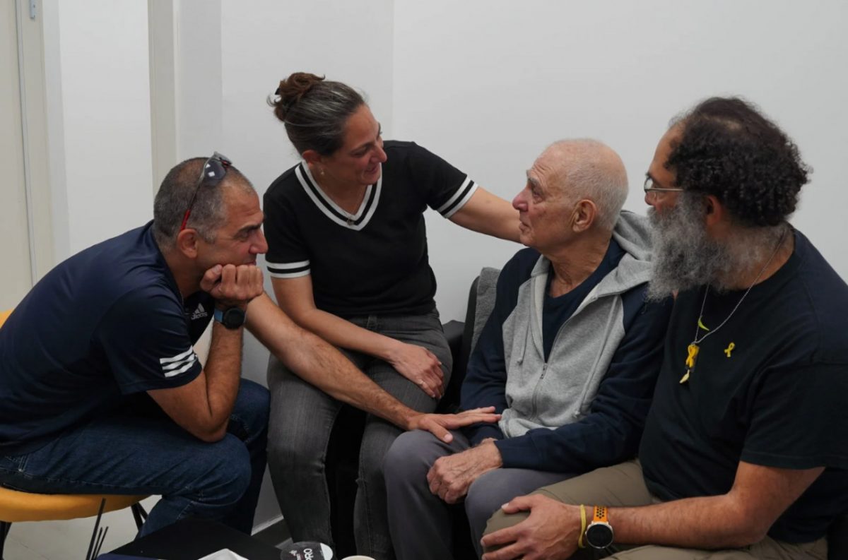 Ο Γκάντι Μόζες με την οικογένειά του.