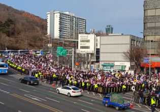 Νότια Κορέα: Απέτυχε η προσπάθεια σύλληψης του προέδρου Γιουν – Ένταση μέσα και έξω από την κατοικία του