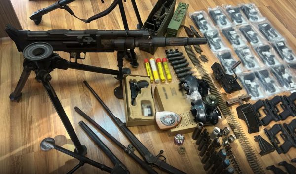 Πειραιάς: Σύλληψη 43χρονου με όπλα και χειροβομβίδες – Είχε κατηγορηθεί για συμμετοχή σε εγκληματική οργάνωση