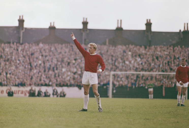 Ο Ντένις Λόου πανηγυρίζει γκολ με τη Μάντσεστερ Γιουνάιτεντ. 