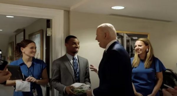 «Αντίο» και μιλκσέικ από Μπάιντεν – Βίντεο μέσα από τον Λευκό Οίκο