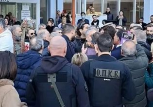 Άδωνις Γεωργιάδης: Εργαζόμενοι στο ΕΣΥ του έριξαν νερό – Ένταση και στην Άρτα [video]