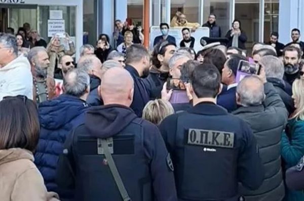 Άδωνις Γεωργιάδης: Εργαζόμενοι στο ΕΣΥ του έριξαν νερό – Ένταση και στην Άρτα [video]