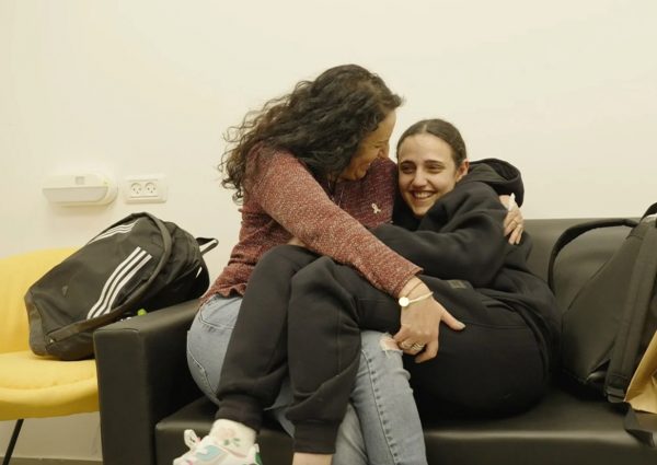 Ισραήλ: «Υπάρχει ζωή μετά τον θάνατο» – Η πρώτη ανάρτηση της απελευθερωμένης ομήρου Ρόμι Γκονέν