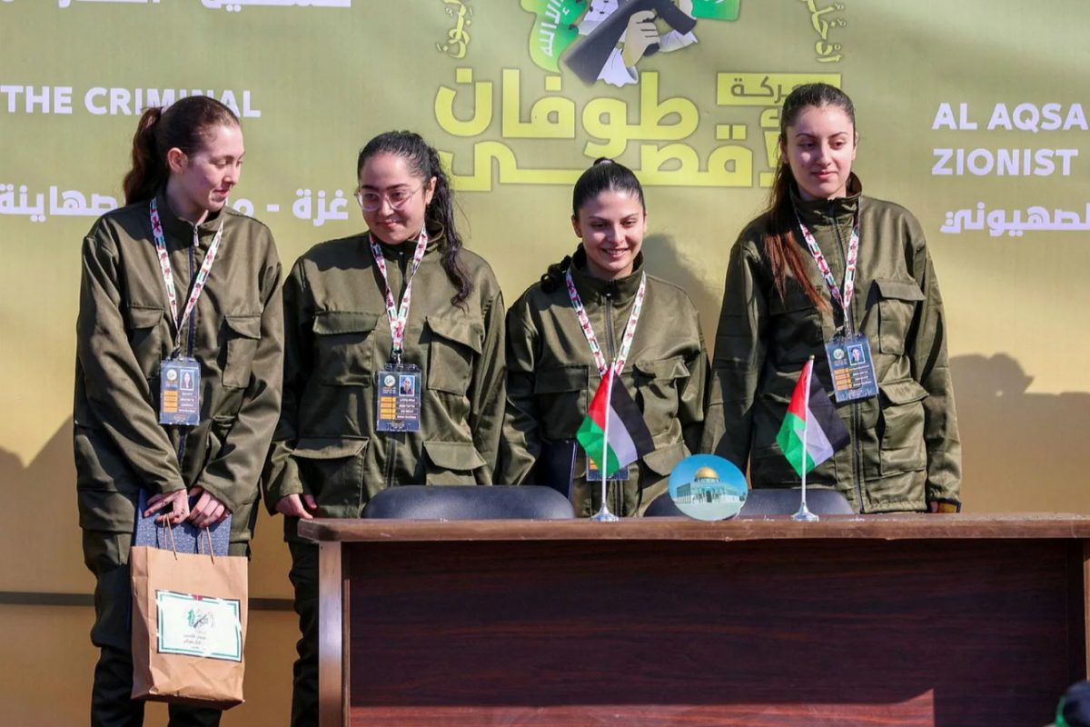 Γάζα: Απελευθερώθηκαν οι τέσσερις όμηροι – Χαμογελαστές και σε καλή κατάσταση, παραδόθηκαν στον Ερυθρό Σταυρό