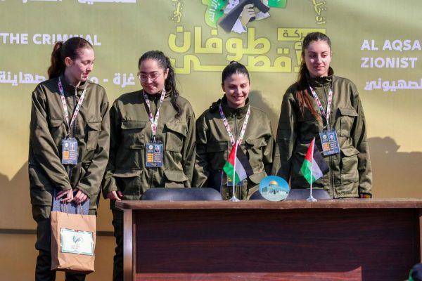 Γάζα: Απελευθερώθηκαν οι τέσσερις όμηροι – Χαμογελαστές και σε καλή κατάσταση, παραδόθηκαν στον Ερυθρό Σταυρό