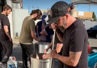 Λος Άντζελες: Ο τραγουδιστής των Foo Fighters μαγείρεψε για τους πληγέντες από τις πυρκαγιές