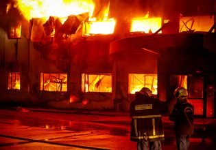 Μεγάλη φωτιά σε εργοστάσιο στο Κορωπί – Συναγερμός στην Πυροσβεστική