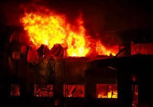 Καραμολέγκος: Καταστράφηκαν ολοσχερώς εγκαταστάσεις logistics της «Απολλώνιον» – Τι λέει η εταιρεία