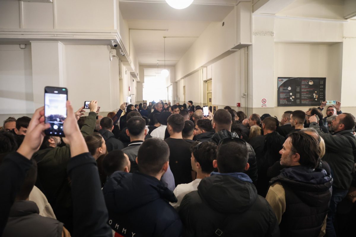 Ηράκλειο: Πέταξαν αντικείμενα στο ζευγάρι έξω από τα δικαστήρια – Ένας πολίτης τραυματίστηκε ελαφρά στο κεφάλι