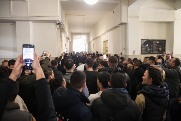 Ηράκλειο: Πέταξαν αντικείμενα στο ζευγάρι έξω από τα δικαστήρια – Ένας πολίτης τραυματίστηκε ελαφρά στο κεφάλι