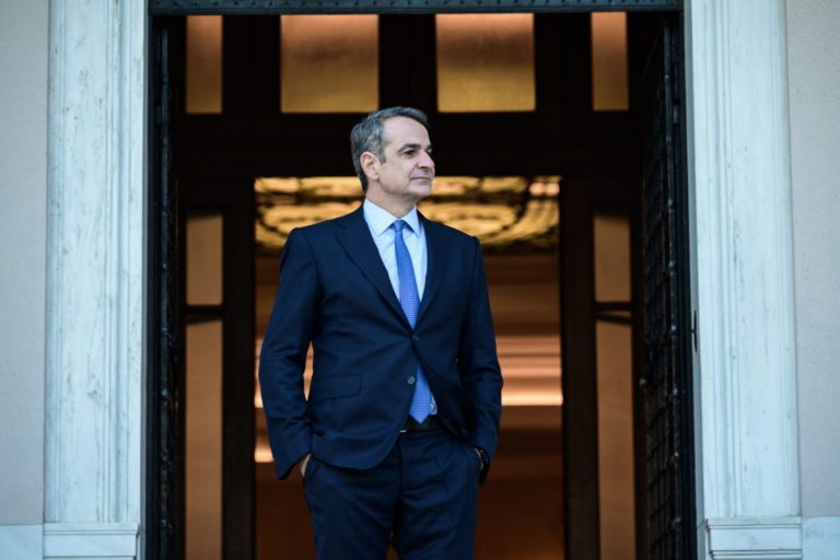 Κυβέρνηση: Αντεπιτίθεται για τα περί «δεξιάς στροφής» – Ουδέποτε υιοθετήσαμε woke ατζέντα