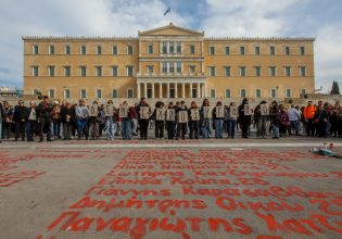 «Δεν βάζω το χέρι μου στη φωτιά»: Το στρίβει και ο Σταϊκούρας για ασφάλεια και εύφλεκτα υλικά στα τρένα