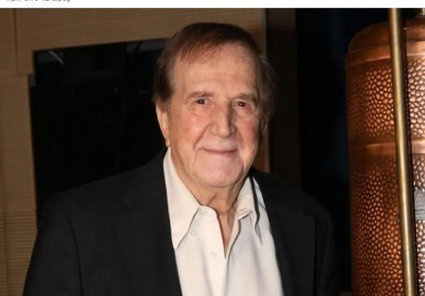 Γιώργος Κωνσταντίνου: Έκανε TikTok στα 90 του και το ονόμασε «Παίρνω το καπελάκι μου»