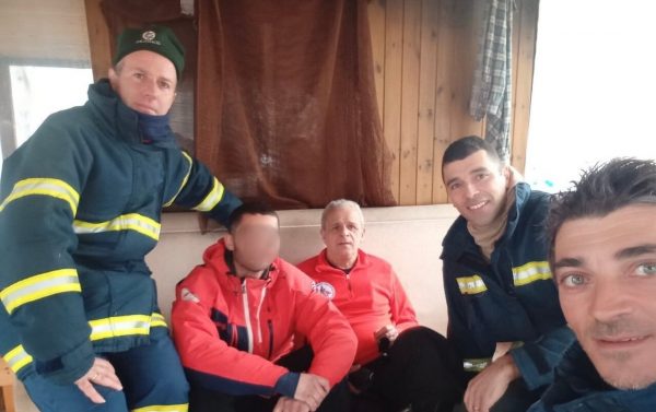 Σέλι: Η πρώτη φωτογραφία του Παναγιώτη με τους διασώστες – Πώς άντεξε στα χιόνια
