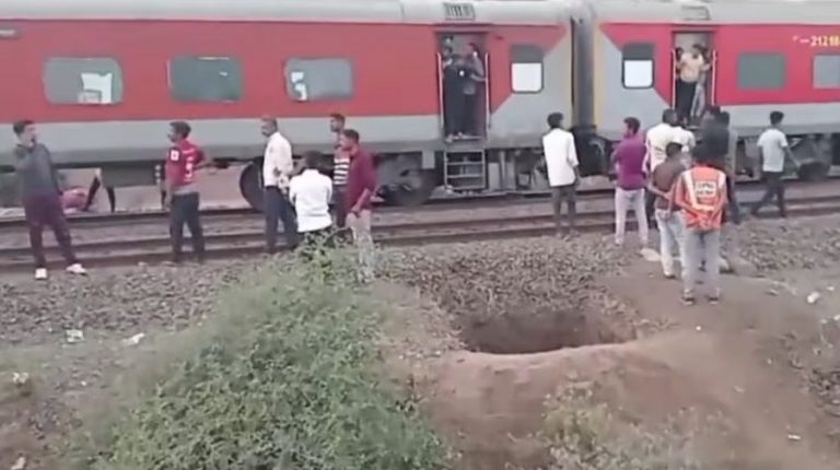 Ινδία: Επιβάτες πήδηξαν από τρένο για να σωθούν και σκοτώθηκαν από διερχόμενη αμαξοστοιχία