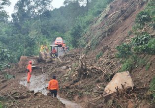 Ινδονησία: Πλημμύρες, κατολισθήσεις και δεκάδες νεκροί – Εικόνες σοκ από την Ιάβα