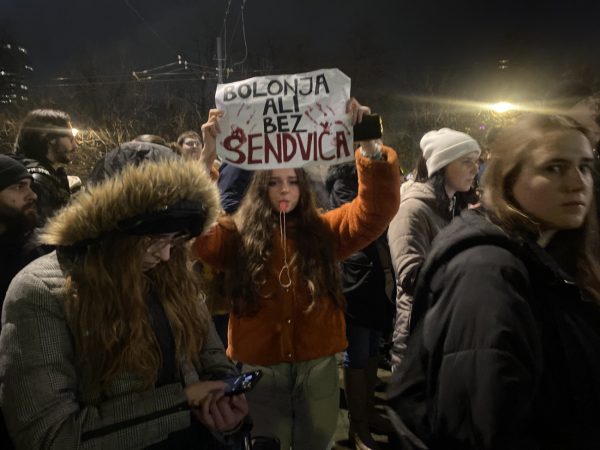 Από τα Τέμπη στο Νόβισαντ – Ο ρόλος των δημόσιων ΜΜΕ στην κάλυψη των λαϊκών κινητοποιήσεων