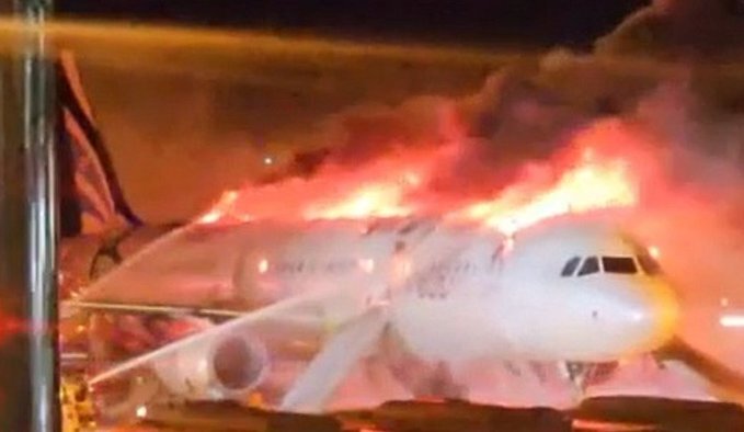 Αεροπλάνο με 176 επιβάτες έπιασε φωτιά στη Νότια Κορέα