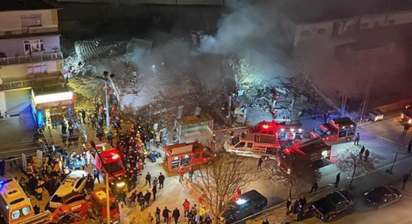 Τουρκία: Η συγκλονιστική στιγμή της κατάρρευσης τριώροφου στο Ικόνιο – Εγκλωβισμένοι και διασωθέντες