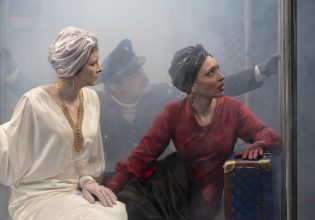 Δύο Έλληνες δημιουργοί, ένας σκηνοθέτης κι ένας couturier, έστησαν μια παράσταση μυστηρίου στην Αυστρία