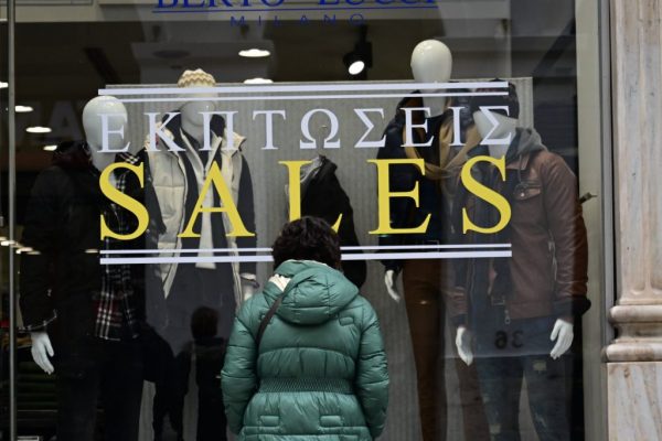 Χειμερινές εκπτώσεις: Ανοιχτά τα καταστήματα σήμερα Κυριακή – Το ωράριο λειτουργίας