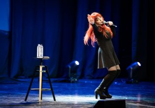 «ΚΑΙ ΤΙ ΕΛΕΓΑ;»: Η Χρύσα Κατσαρίνη, ένα βράδυ και πολλές ιστορίες