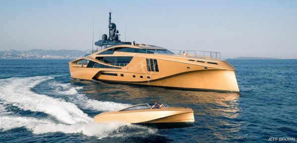 Πολυτελές, διάσημο και πλέον… πιο φθηνό superyacht