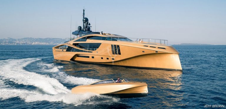 Πολυτελές, διάσημο και πλέον… πιο φθηνό superyacht