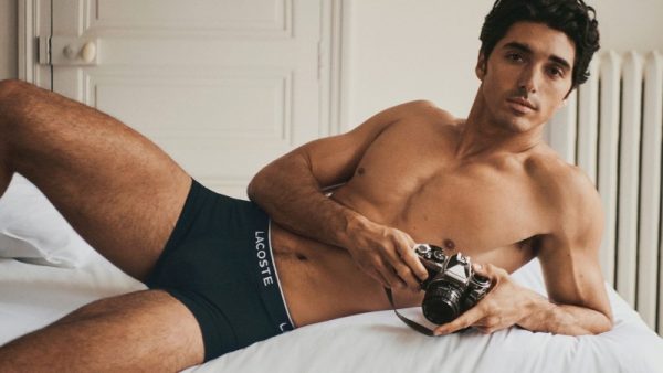 Ο Τέιλορ Ζαχάρ Περέζ πυρπολεί το διαδίκτυο με μια νέα καμπάνια εσωρούχων Lacoste