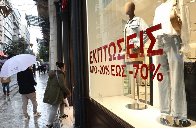Χειμερινές εκπτώσεις: Ανοιχτά τα καταστήματα την Κυριακή – Το ωράριο λειτουργίας