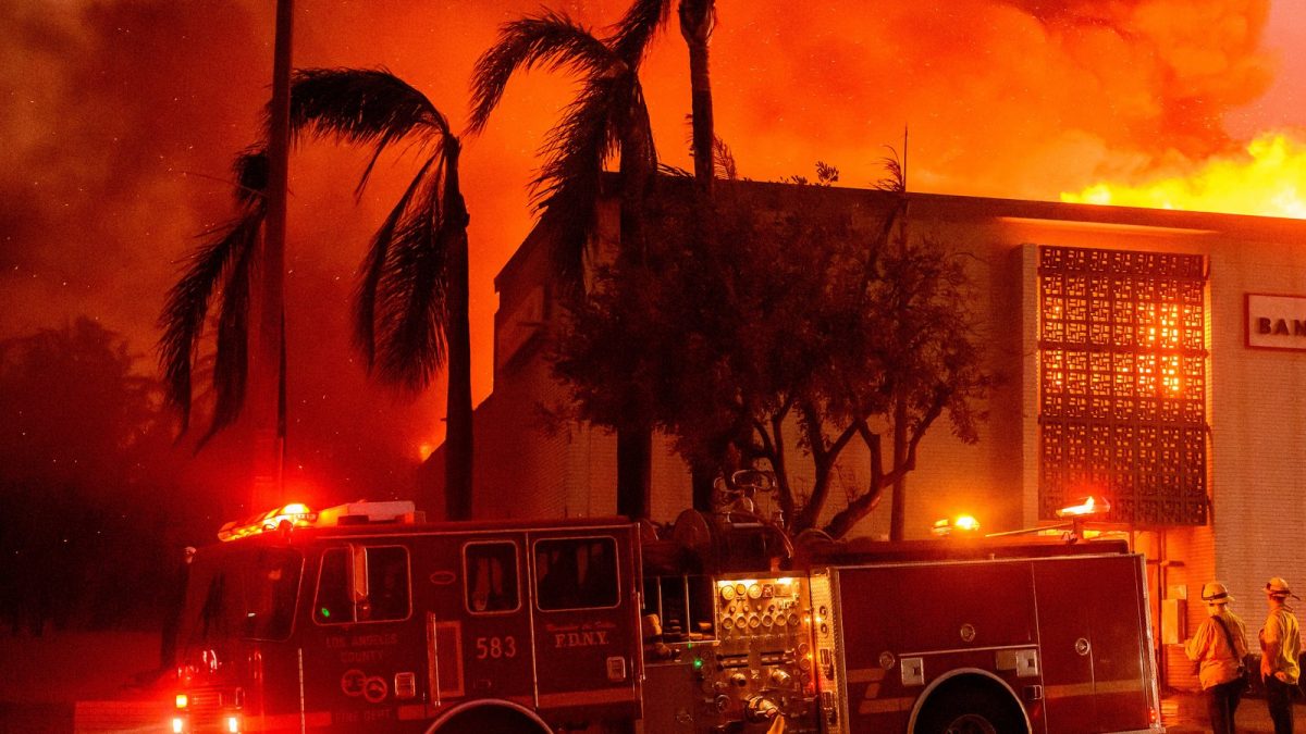 Λος Άντζελες: Εξαπλώνονται τα πύρινα μέτωπα – Απειλούν την κοιλάδα του Σαν Φερνάντο