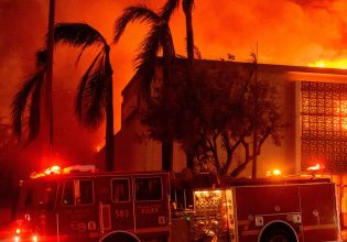 Λος Άντζελες: Εξαπλώνονται τα πύρινα μέτωπα – Απειλούν την κοιλάδα του Σαν Φερνάντο