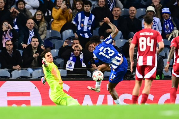 Τεράστια διπλή απόκρουση του Τζολάκη