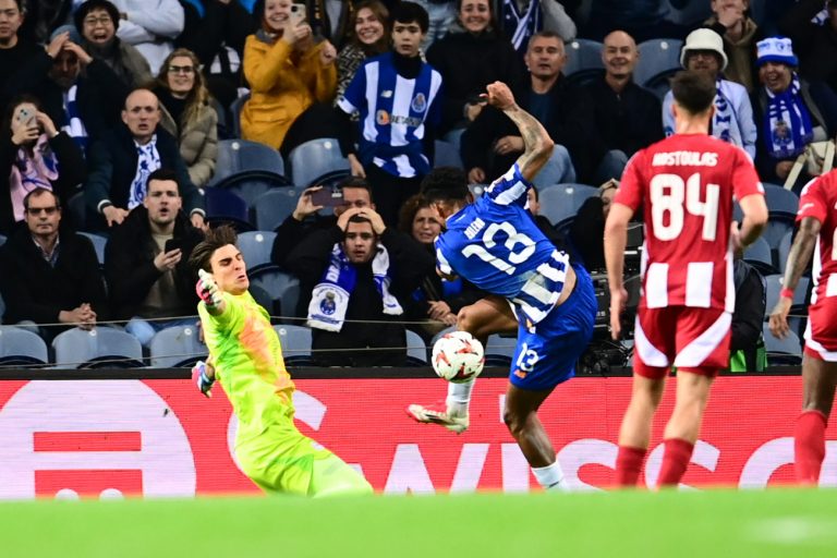 Τεράστια διπλή απόκρουση του Τζολάκη