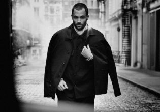 Ο Πεν Μπάντζλι δίνει μια μελαγχολική νότα αλά Νταν Χάμφρεϊ στη νέα καμπάνια της Moncler