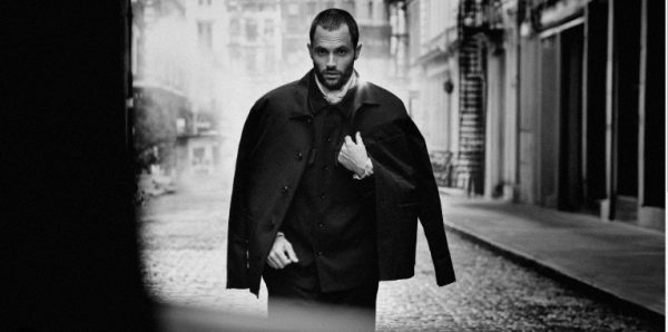 Ο Πεν Μπάντζλι δίνει μια μελαγχολική νότα αλά Νταν Χάμφρεϊ στη νέα καμπάνια της Moncler