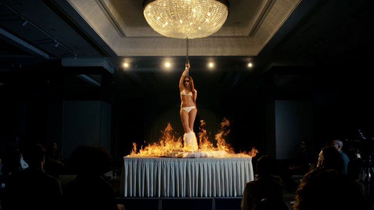 Η Μαρίνα Σάττι κάνει pole dancing «Epano sto trapezi» και… απαντά σε αυτούς που «διψούν για αίμα»