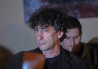 Νιλ Γκέιμαν: Σαν ντόμινο πέφτουν οι συνεργασίες του συγγραφέα μετά τις κατηγορίες για σεξουαλικές επιθέσεις