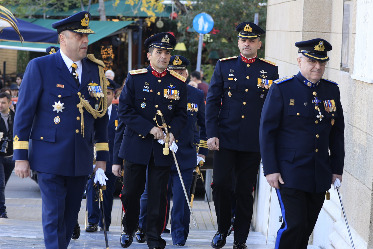 Εικόνα που δείχνει στελέχη των Ενόπλων Δυνάμεων να προσέρχονται στη Μητρόπολη για την τέλεση δοξολογίας για το νέο έτος