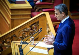 Μετωπική Μητσοτάκη – Ανδρουλάκη στη Βουλή: «Κόμμα σούπερ μάρκετ το ΠΑΣΟΚ» – «Κοροϊδεύετε τους αγρότες»