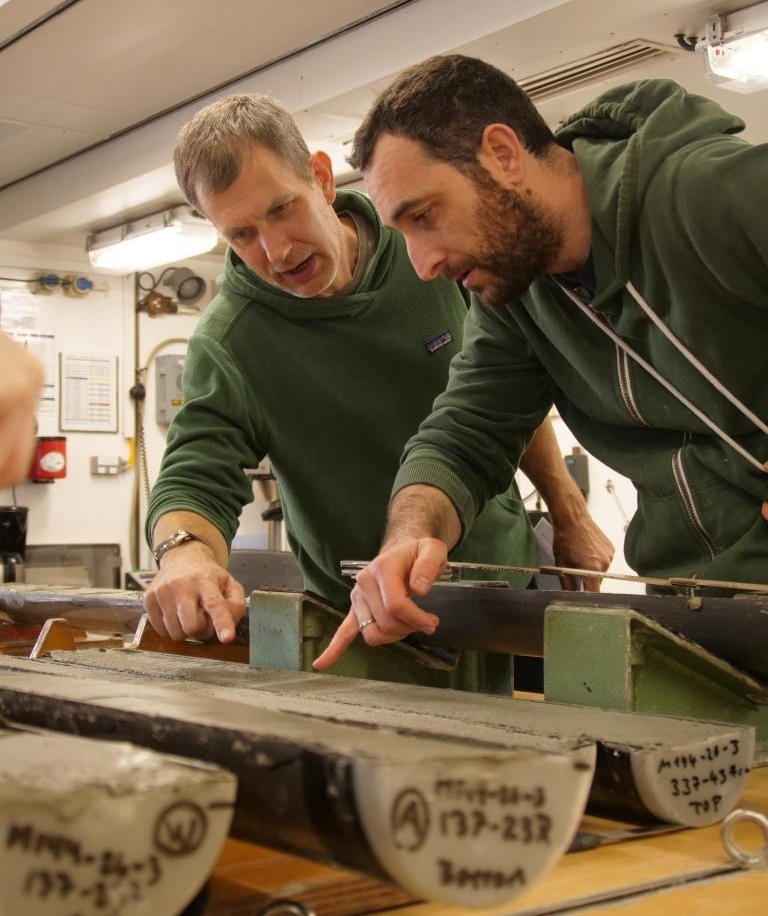 Ο επικεφαλής της μελέτης Ανδρέας Κουτσοδενδρής, δεξιά, εξετάζει τα δείγματα μαζί με τον επικεφαλής του εργαστηρίου του Γιόργκ Προς (Bertil Mächtle)